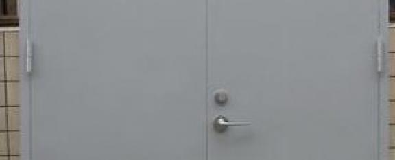 防火門開啟方式為何限定為平開式？